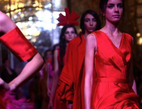 You Tanxi, créatrice chinoise, présente sa nouvelle collection lors du Sommet International de la Mode à l’hôtel Le Meurice, le 2 octobre